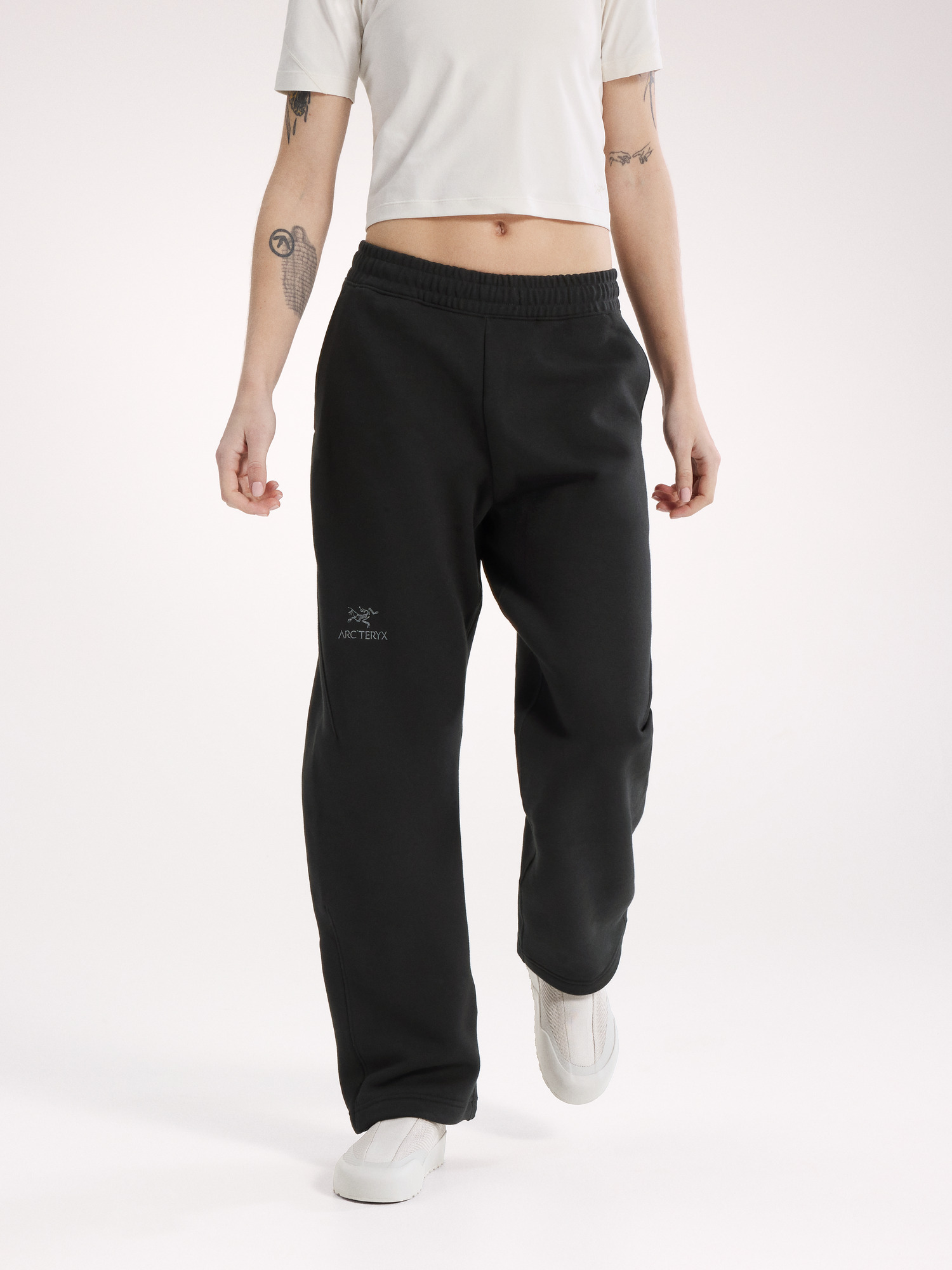 S26-X000010222-Emblem-Fleece-Jogger-Black-Women-s-Front-View